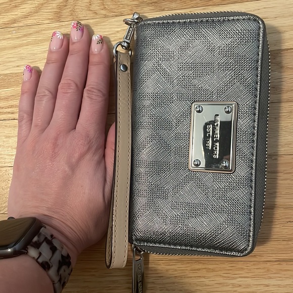 Michael Kors wristlet - Picture 5 of 5